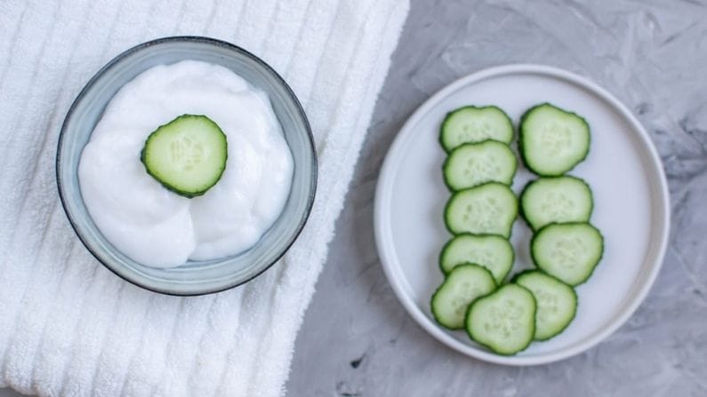 শসার মধ্যে প্রদাহ বিরোধী বৈশিষ্ট্য রয়েছে। এটি প্রাকৃতিকভাবে স্ফীত এবং নিস্তেজ ত্বক নিরাময় করতে পারে। ক্ষত, কাটা বা সাধারণ প্রদাহ নিরাময়ের জন্য শসা ব্যবহার করা যেতে পারে। এটি তাৎক্ষণিক শান্ত প্রভাব প্রদান করবে। এটি ধীরে ধীরে আপনার ত্বকের ফোলাভাব কমিয়ে দেয়।