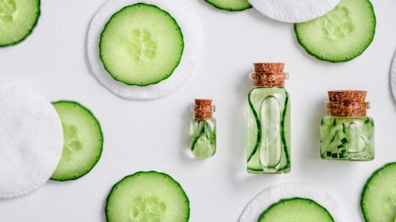 শসা ত্বকের ওপর একটি শীতল প্রভাব ফেলে। যখন আপনার ত্বক অতিরিক্ত রোদে পুড়ে হয়ে যায়, তখন অল্প পরিমাণে শসার জেল আপনাকে আরাম দিতে পারে। প্রদাহ বিরোধী হওয়ায় এটি আপনার ত্বকের লালভাবও কমাতে পারে।