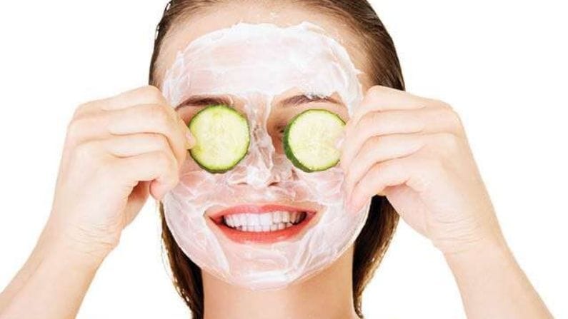 অতিরিক্ত দূষণ এবং UV রশ্মি ত্বকের ক্ষতি করে। শসা হল অ্যান্টিঅক্সিডেন্টের পাওয়ার হাউস। এটি ফ্রি র‍্যাডিকেলের ক্ষতি থেকে ত্বককে রক্ষা করতে সাহায্য করে।