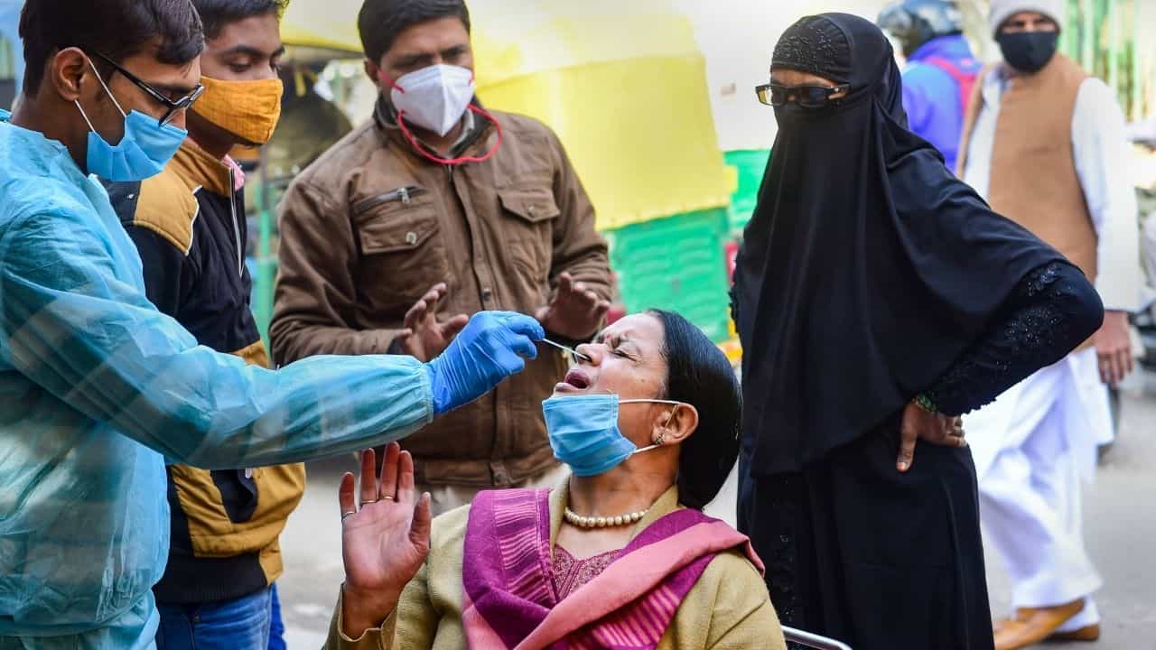 Delhi's COVID-19 Cases: ৭ মাস পর হাজারের গণ্ডি পার দৈনিক সংক্রমণে, নতুন বছরে রাজধানীতে আরও কঠোর বিধিনিষেধ? Delhi's COVID-19 Cases: ৭ মাস পর হাজারের গণ্ডি পার দৈনিক সংক্রমণে, নতুন বছরে রাজধানীতে আরও কঠোর বিধিনিষেধ?