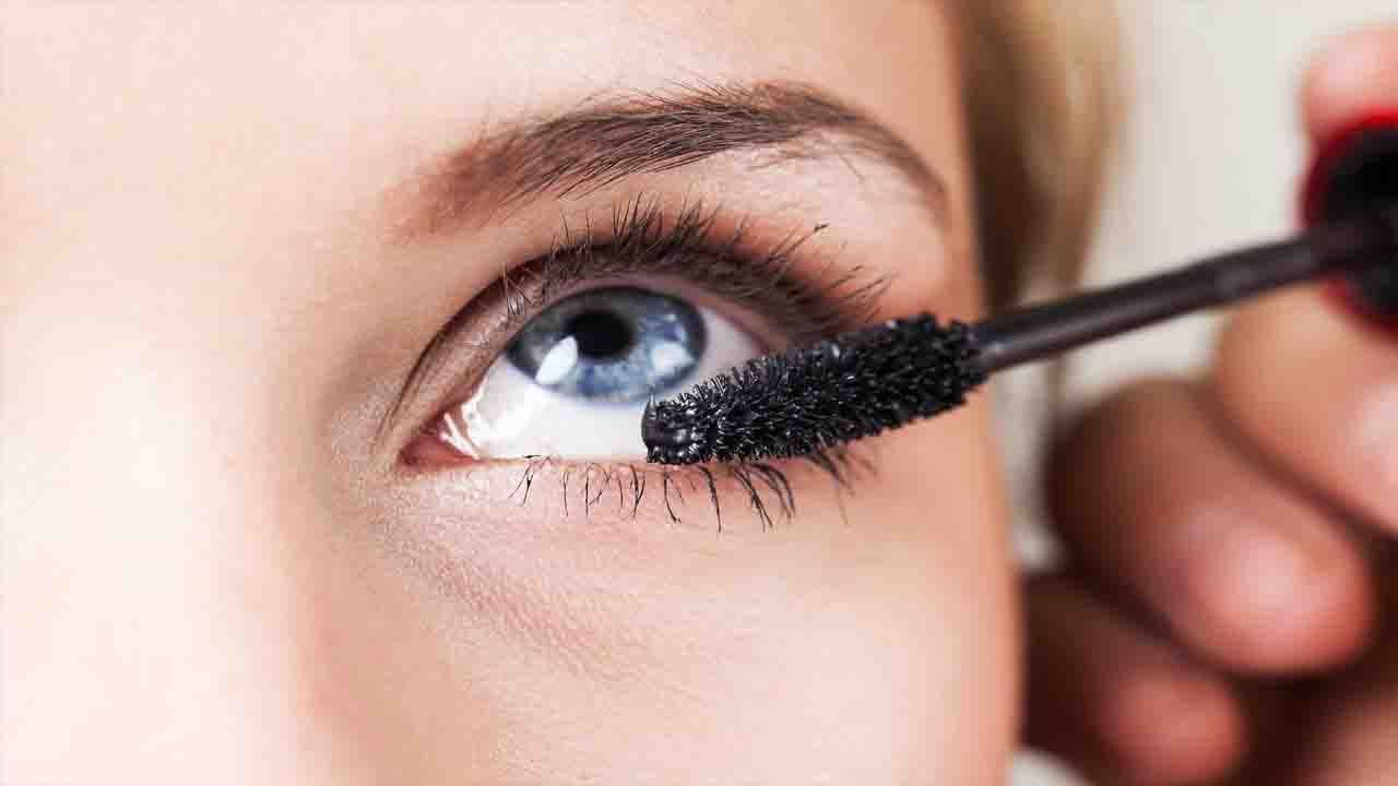 Eye Makeup: কন্ট্যাক লেন্স ব্যবহার করেন? চোখের মেকআপের ক্ষেত্রে কী-কী বিষয় মাথায় রেখে চলবেন, দেখে নিন