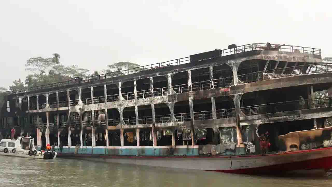 Bangladesh Ferry Fire: অগ্লিকাণ্ডের চারদিন পরও বাবা-মা ও তিন সন্তানকে খুঁজে বেড়াচ্ছেন ফতিমা