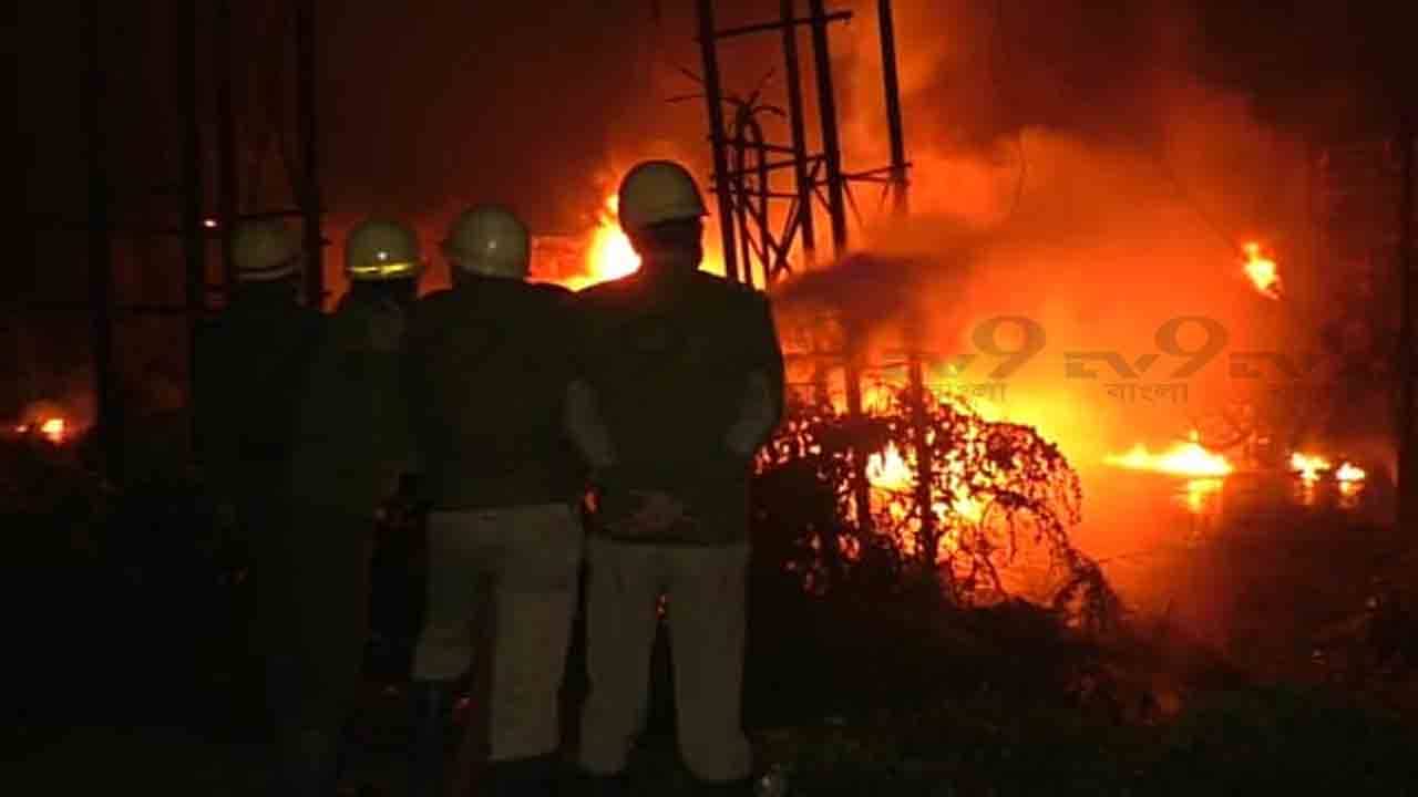 Fire: মোমের কারখানার বিধ্বংসী আগুন ছড়িয়ে পড়ল বিদ্যুৎ পর্ষদের পাওয়ার হাউসেও!