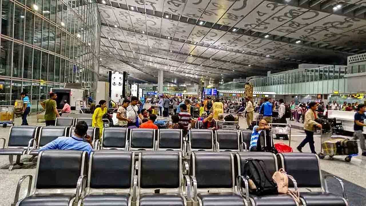 Flights Cancelled Covid Surge: ফের কলকাতায় বিমান অবতরণে নিষেধাজ্ঞা! ব্রিটেন ফেরত বিমানে না নবান্নের Flights Cancelled Covid Surge: ফের কলকাতায় বিমান অবতরণে নিষেধাজ্ঞা! ব্রিটেন ফেরত বিমানে না নবান্নের