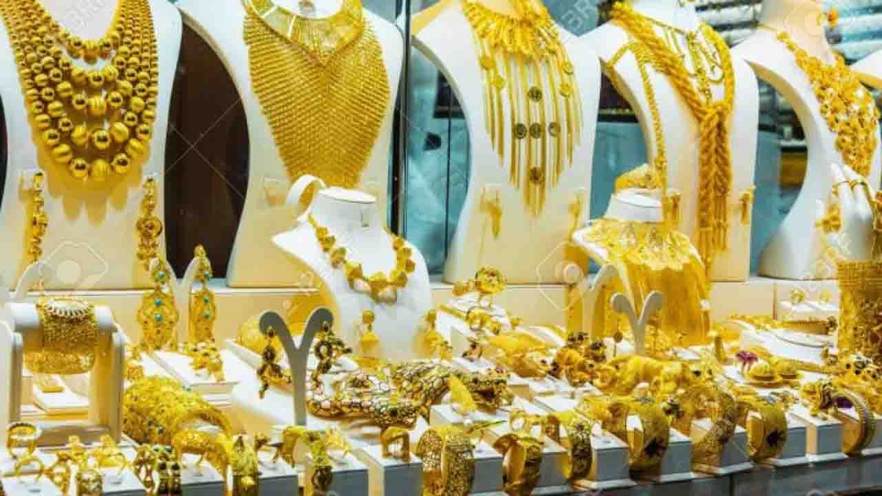 Gold Price Today: বিয়ের মরশুমে ফের বাড়ল সোনার দাম, তাও সর্বোচ্চ দাম থেকে ৬,৬১৫ টাকা সস্তা সোনালি ধাতু
