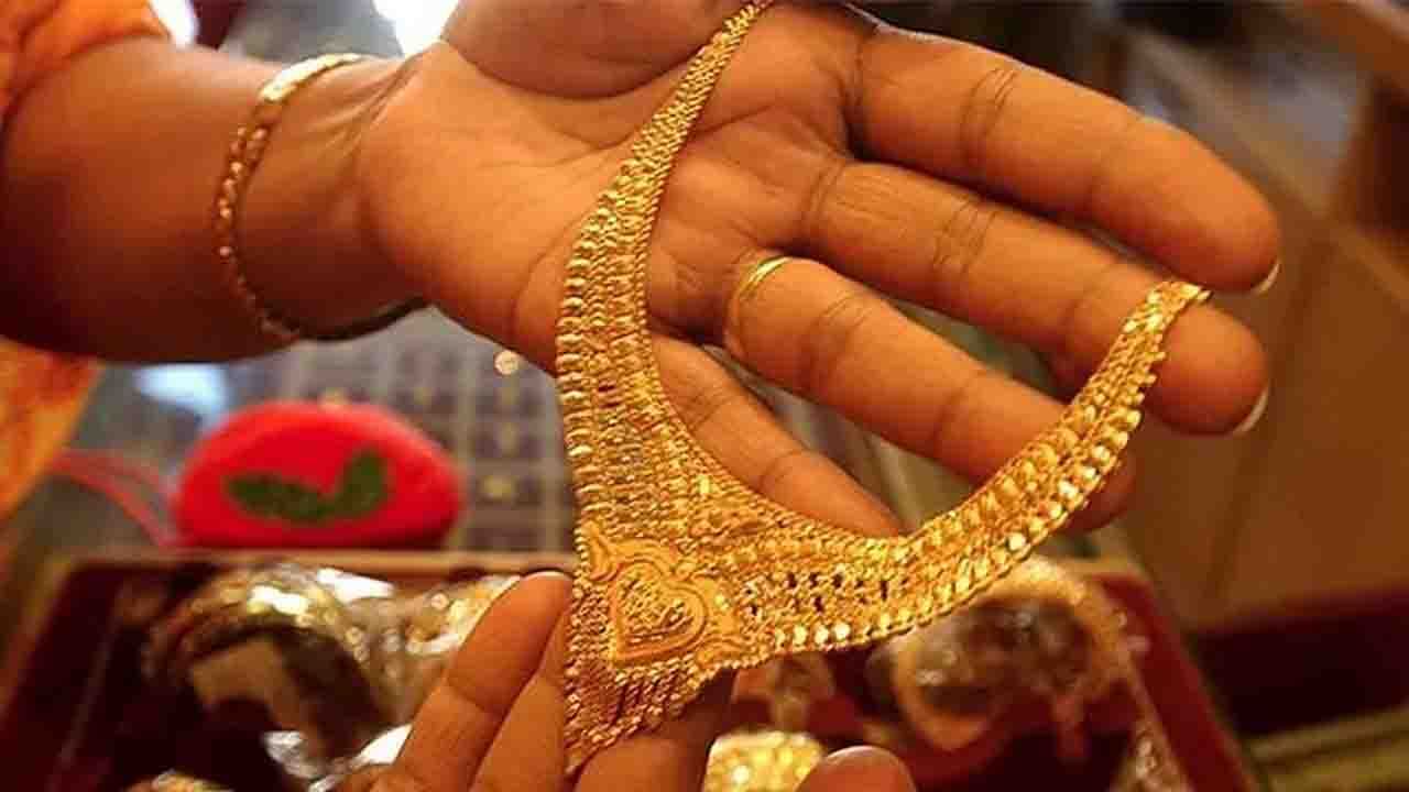 Gold-Silver Rate Today:  সস্তা হল সোনা রুপোর দাম, একদিনে কমল ৬৯৯ টাকা