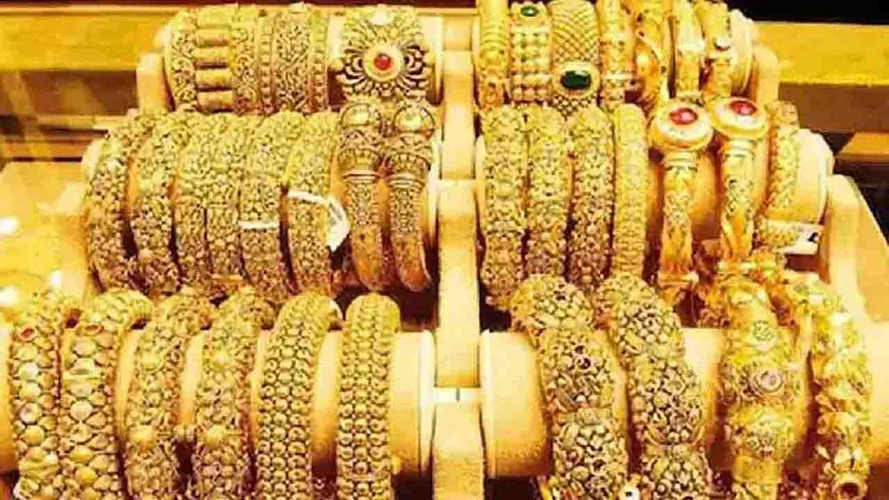 Gold Price Today: বিয়ের মরশুমে খুশির খবর! সর্বোচ্চ স্তর থেকে ৮৫০০ টাকা কমল সোনার দাম