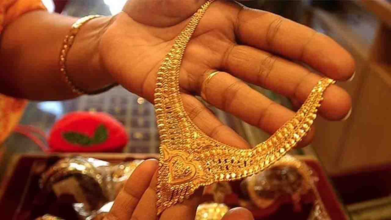 Gold Silver Price: রুপোর দাম হল সস্তা, বিয়ের মরশুমে সোনা কেনার আগে জেনে নিন দাম