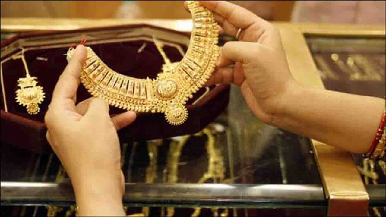 Gold Price Today: আন্তর্জাতিক বাজারের সংকেতের মধ্যেই সস্তা হল সোনা, জানুন রুপোর দামের গতিবিধি