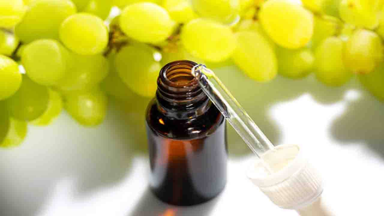 Grapeseed Oil: বয়সের ছাপকে ত্বক থেকে দূরে রাখতে চান? নিয়মিত ব্যবহার করুন এই তেল