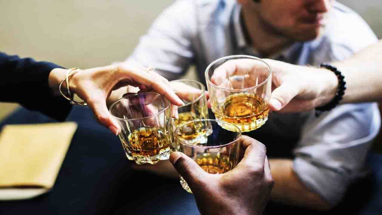 Health Tips: শীতে শরীরকে গরম রাখতে অ্যালকোহলের সাহায্য নিচ্ছেন? মদ্যপানে বাড়ছে হার্ট অ্যাটাকের সম্ভাবনা Health Tips: শীতে শরীরকে গরম রাখতে অ্যালকোহলের সাহায্য নিচ্ছেন? মদ্যপানে বাড়ছে হার্ট অ্যাটাকের সম্ভাবনা