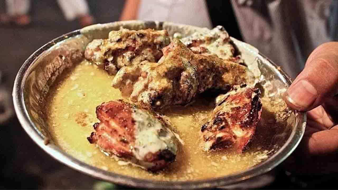 Butter Chicken: পাঞ্জাব নয়, পুরনো দিল্লির গলিতে জন্ম বাটার চিকেনের! এর আসল রন্ধনপ্রণালী জানা আছে? Butter Chicken: পাঞ্জাব নয়, পুরনো দিল্লির গলিতে জন্ম বাটার চিকেনের! এর আসল রন্ধনপ্রণালী জানা আছে?