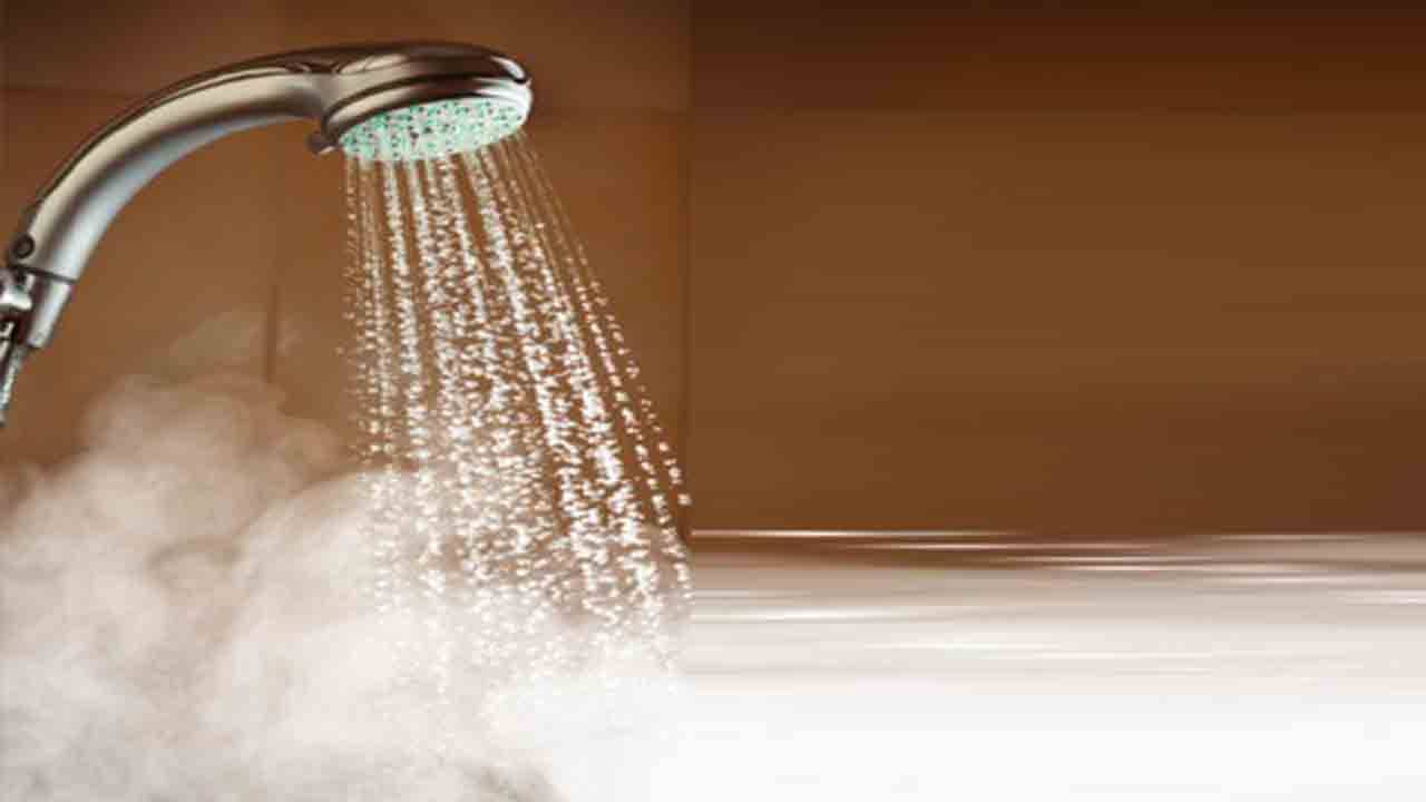 Viral Video: ফুটন্ত জলের কড়াইতে বসে স্নান করছে কিশোর! শীতকালে গরম জলে স্নান করার এমন ফন্দি-ফিকির দেখে অবাক নেটিজ়েনরা