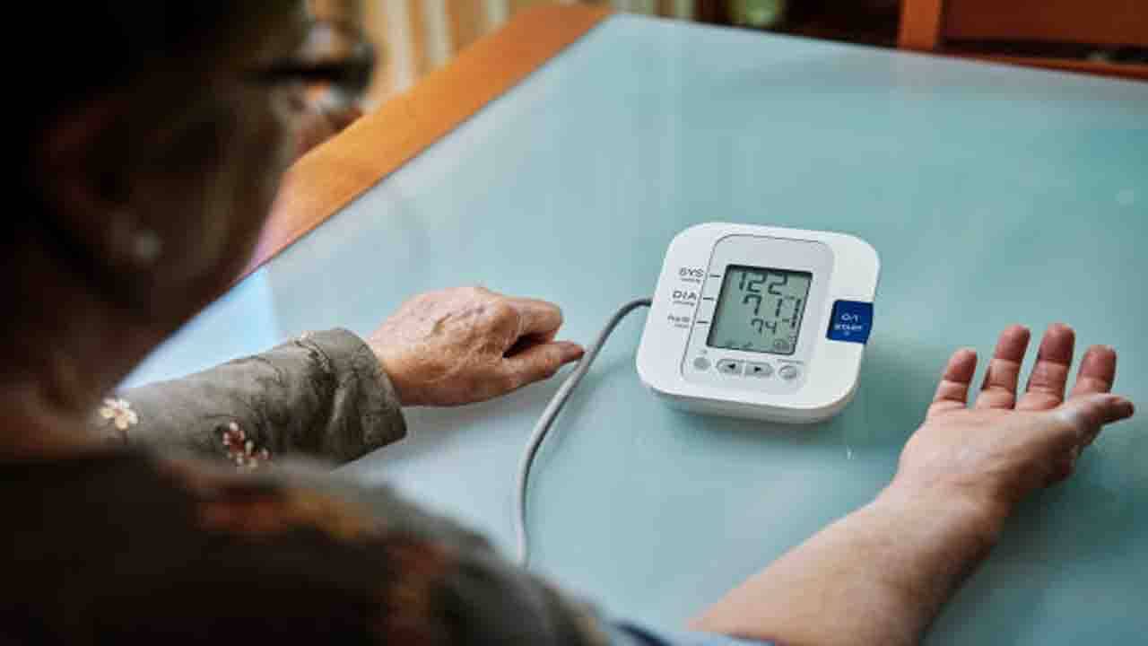 Hypertension: হাইপারটেশনের সমস্যা বেড়ে যায় শীতকালে! কীভাবে নিয়ন্ত্রণে রাখবেন উচ্চ রক্তচাপকে