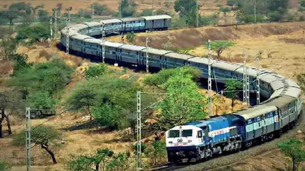Indian Railways: কেন্দ্রীয় রেলমন্ত্রী জানালেন কবে থেকে ভাড়ায় ছাড় দেওয়া হবে বয়স্কদের