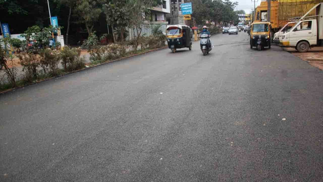 Viral Video: নারকেলের বদলে ফেটে চৌচির নতুন রাস্তা! উত্তরপ্রদেশের রাস্তা উদ্বোধনে এ কী কাণ্ড... দেখুন ভিডিয়ো Viral Video: নারকেলের বদলে ফেটে চৌচির নতুন রাস্তা! উত্তরপ্রদেশের রাস্তা উদ্বোধনে এ কী কাণ্ড... দেখুন ভিডিয়ো