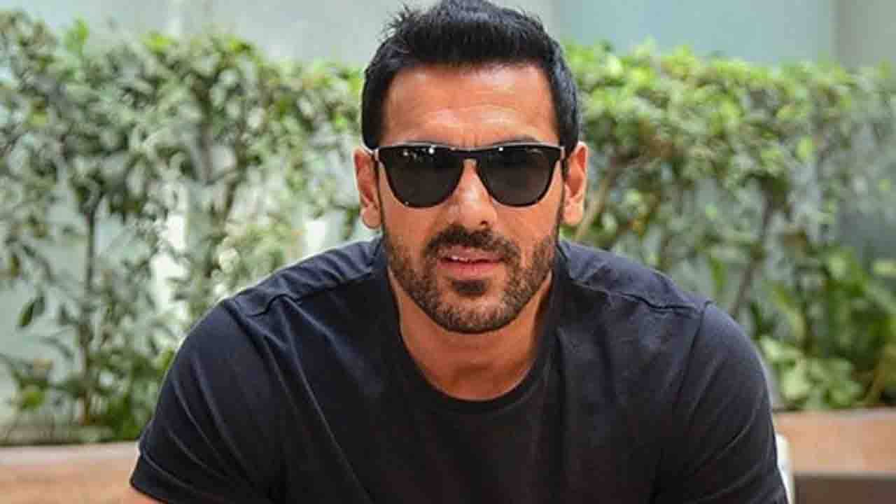 John Abraham: জন্মদিনের ৩দিন আগে সোশ্যাল মিডিয়া থেকে সব পোস্ট, ছবি, ভিডিয়ো কেন ডিলিট করলেন জন?
