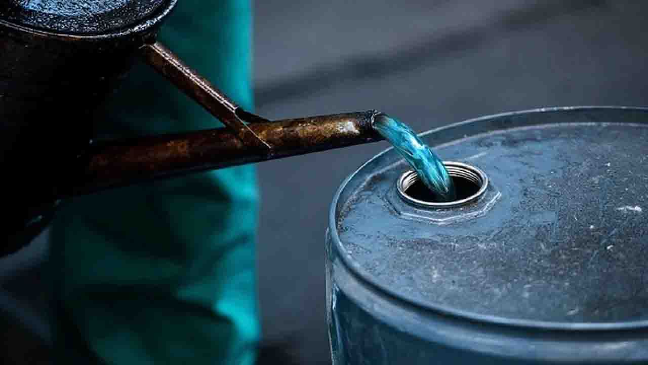 Kerosene Oil: সরকারের জন্য বড় মাথাব্যাথার কারণ হয়ে দাঁড়িয়েছে কেরোসিন তেল!