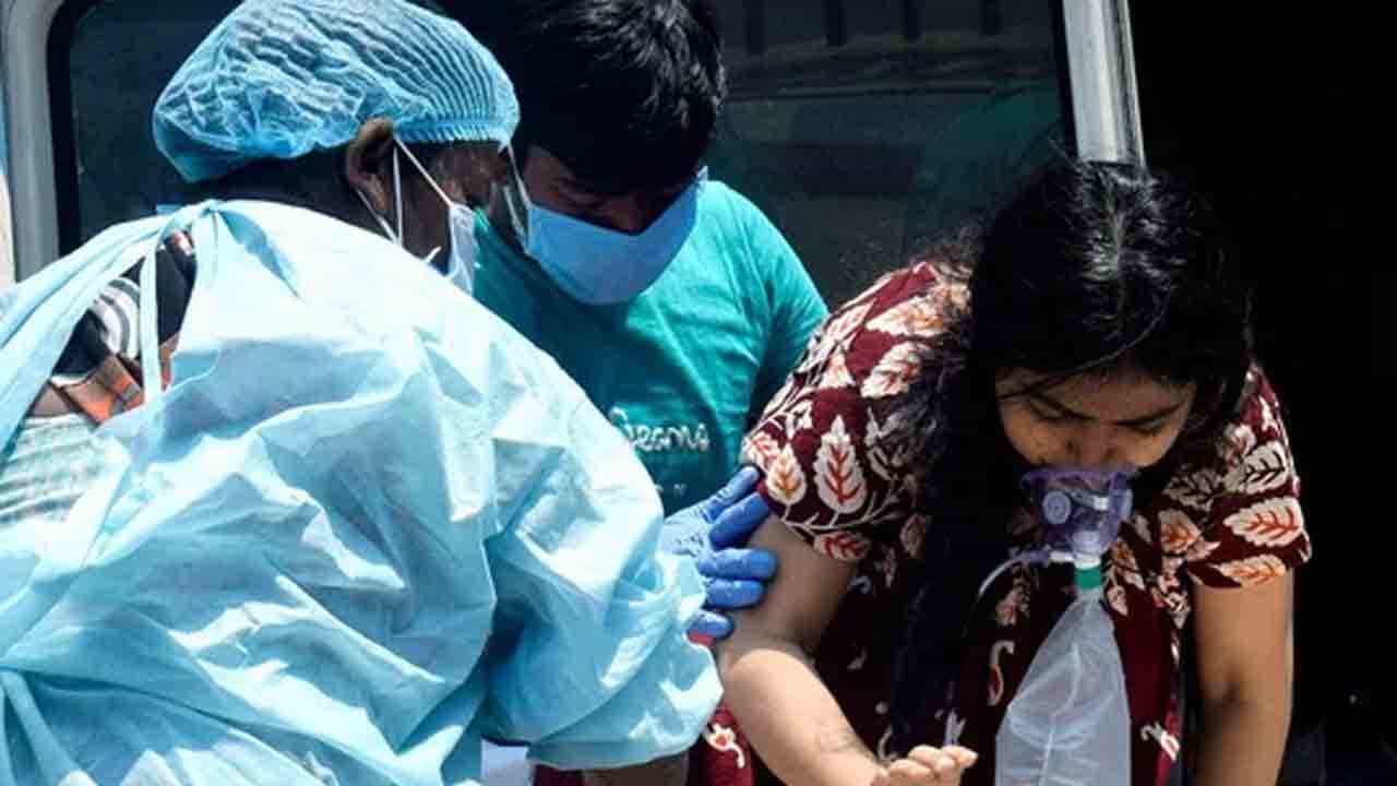 Covid Update: বিপদসঙ্কেত! বাংলায় একদিনে ২ হাজারের বেশি সংক্রমণ! কলকাতাতেই ১ হাজার পার Covid Update: বিপদসঙ্কেত! বাংলায় একদিনে ২ হাজারের বেশি সংক্রমণ! কলকাতাতেই ১ হাজার পার