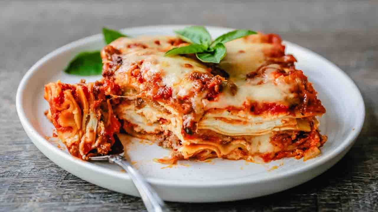 Lasagna: লাজানিয়া তৈরি করা কঠিন মনে হয়? সহজ পদ্ধতি মেনে বাড়িতে তৈরি করুন এই বছরের অন্যতম জনপ্রিয় রেসিপি