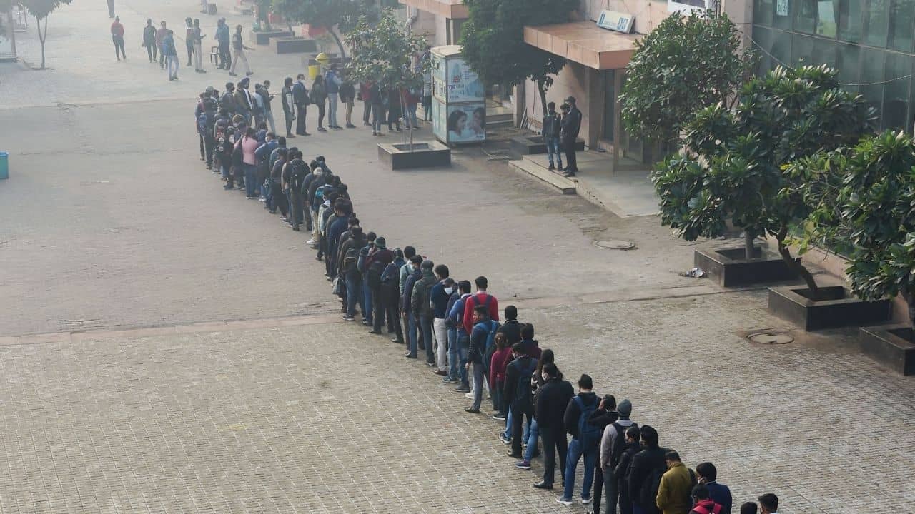 Delhi Yellow Alert: করোনা-ওমিক্রনের জোড়া হামলা রাজধানীতে, হলুদ গেরোয় নাকাল অফিস যাত্রীরা!