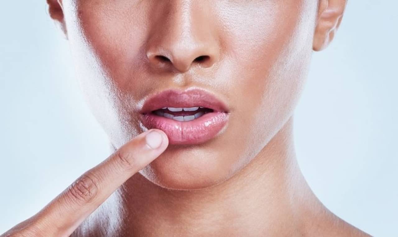 Lip Pigmentation: ঠোঁটে কালো দাগ হঠাতে প্রাকৃতিক ও ঘরোয়া উপায়ই সেরা! শীতে ঠোঁটের যত্ন নেবেন কীভাবে?