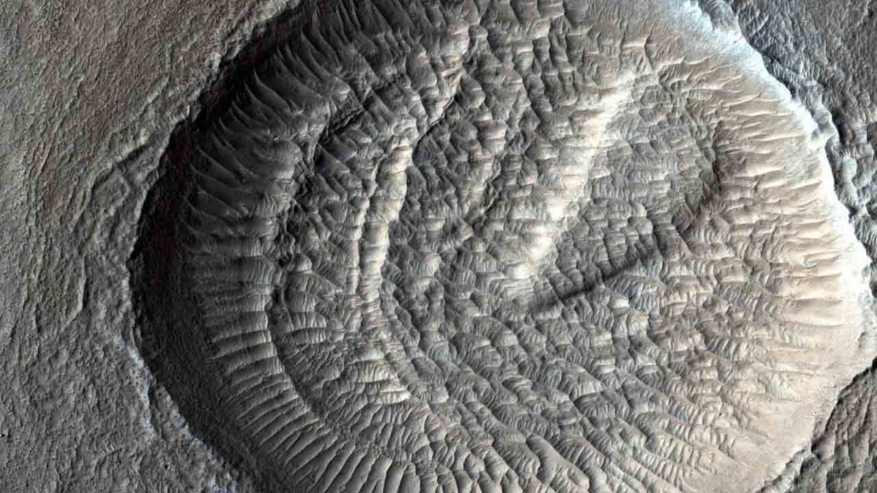 Martian Crater: মঙ্গলগ্রহের পৃষ্ঠদেশে দেখা গেল অদ্ভুত-দর্শন গহ্বর বা ক্র্যাটার, জানুন খুঁটিনাটি