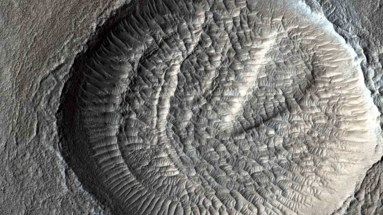 Martian Crater: মঙ্গলগ্রহের পৃষ্ঠদেশে দেখা গেল অদ্ভুত-দর্শন গহ্বর বা ক্র্যাটার, জানুন খুঁটিনাটি Martian Crater: মঙ্গলগ্রহের পৃষ্ঠদেশে দেখা গেল অদ্ভুত-দর্শন গহ্বর বা ক্র্যাটার, জানুন খুঁটিনাটি