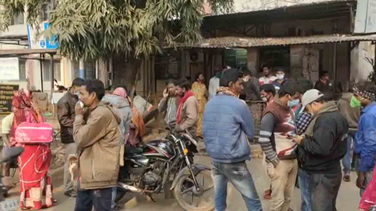 Died: বমি-পায়খানা! এক সপ্তাহের মধ্যে পর পর দু'টো ছেলে মরে গেল! হাসপাতালে বাড়ির আরও তিন