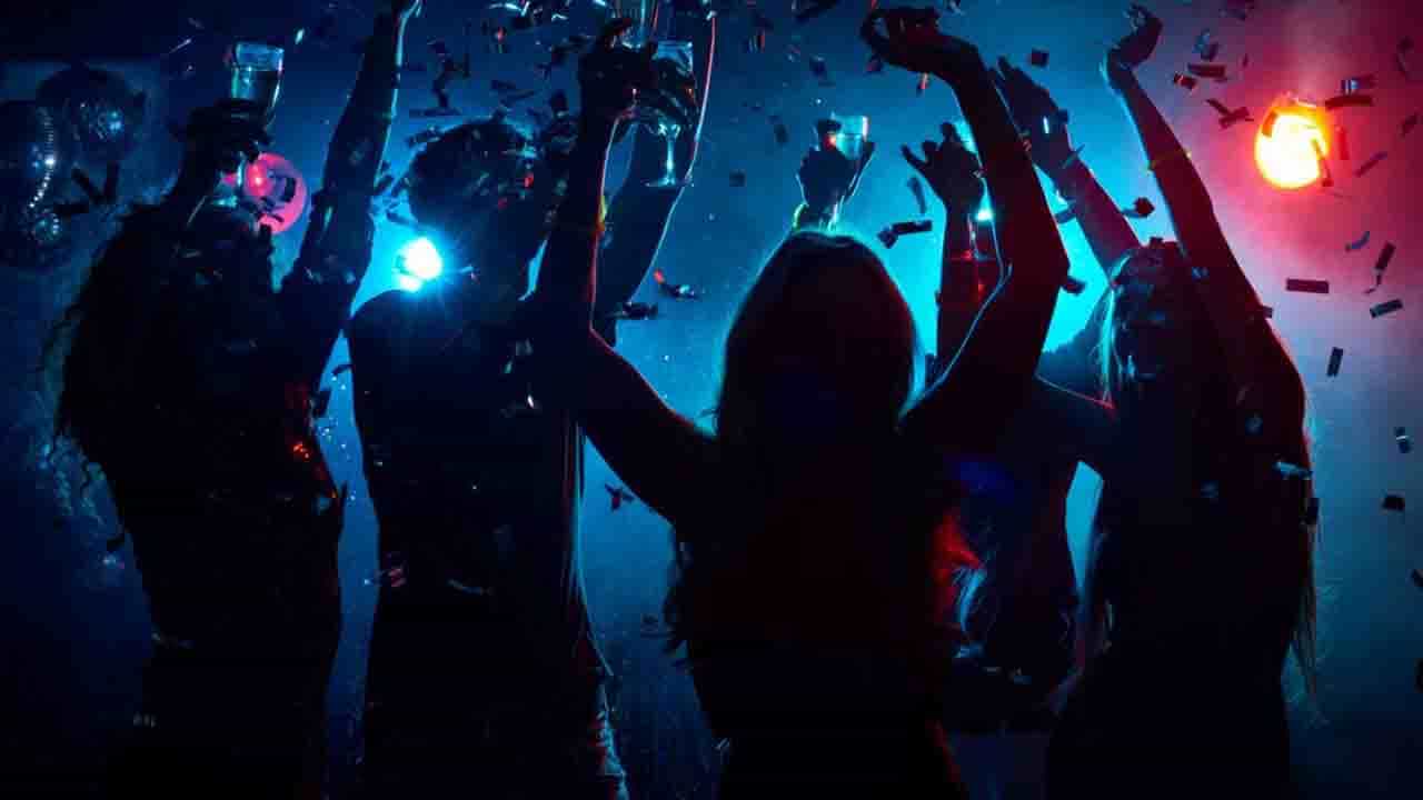 Kolkata Night Club: পুলিশকে ধাক্কা মদ্যপ যুবকদের, ক্রিসমাসের আগের রাতে শহরে গ্রেফতার ৪ Kolkata Night Club: পুলিশকে ধাক্কা মদ্যপ যুবকদের, ক্রিসমাসের আগের রাতে শহরে গ্রেফতার ৪