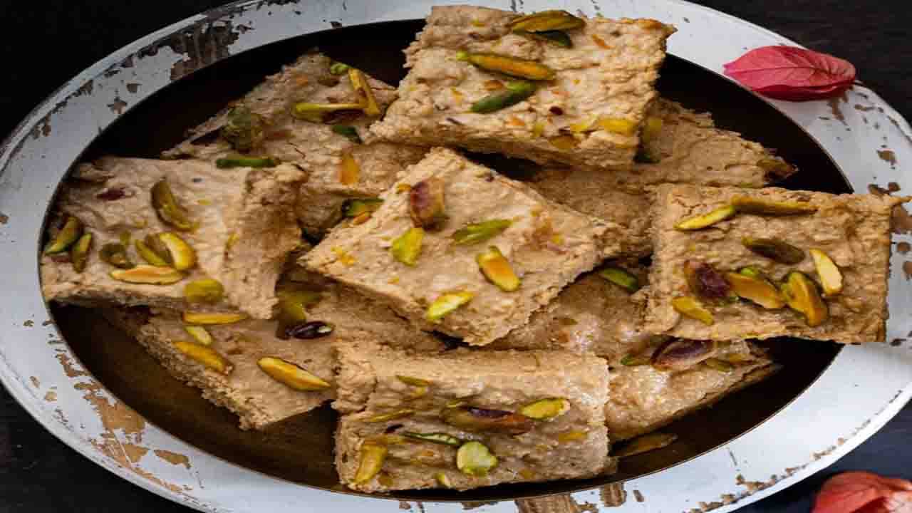 Winter Special Recipe: এই শীতে মিষ্টির স্বাদকে দ্বিগুণ করে তুলতে নলেন গুড় দিয়ে বানিয়ে ফেলুন কালাকাঁদ