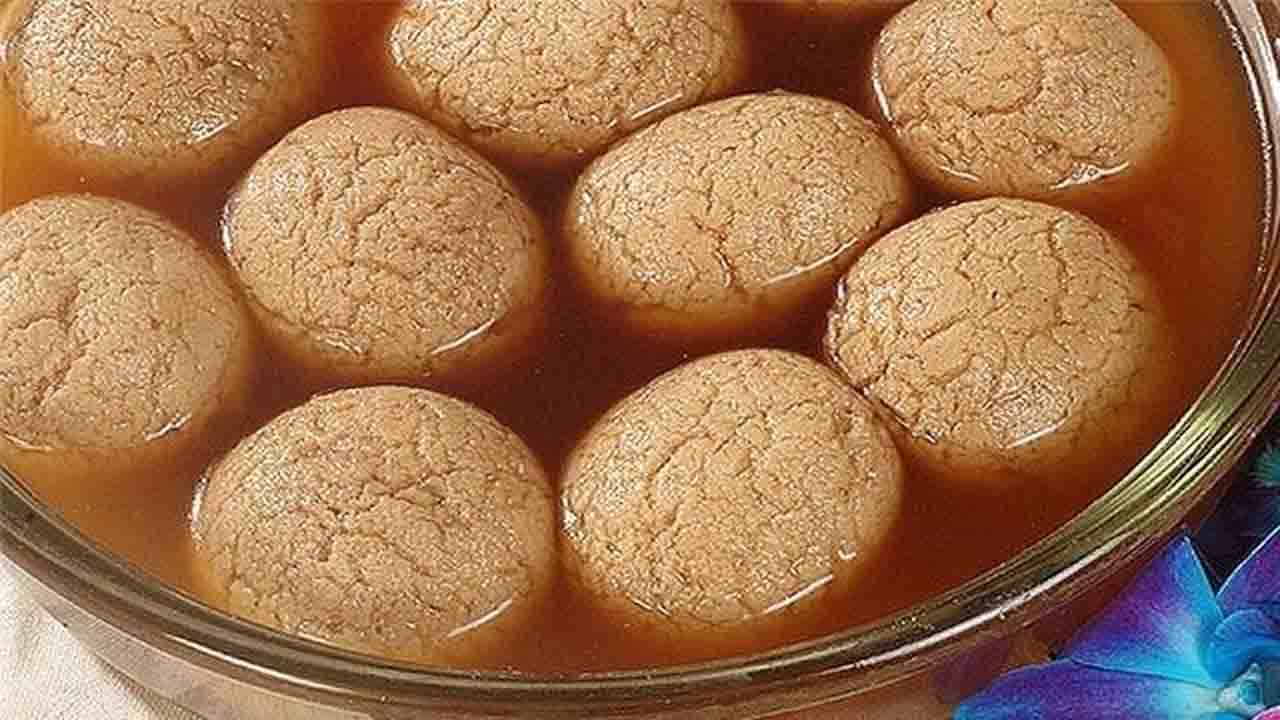Winter Special Recipe: নলেন গুড়ের রসগোল্লা ছাড়া শীতকাল জমে না! এই অভিনব মিষ্টির রেসিপি রইল আপনার জন্য Winter Special Recipe: নলেন গুড়ের রসগোল্লা ছাড়া শীতকাল জমে না! এই অভিনব মিষ্টির রেসিপি রইল আপনার জন্য