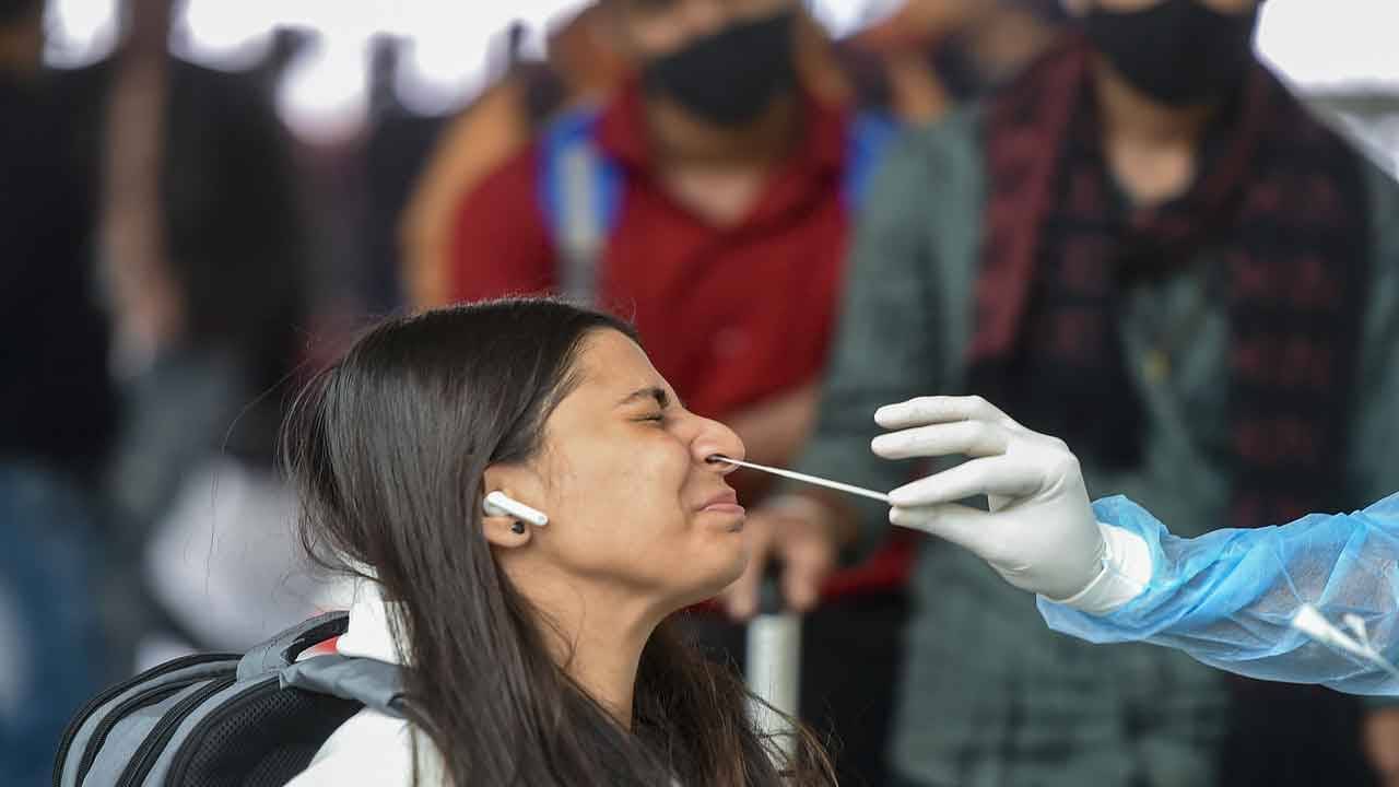 Omicron Situation in India: জ্বর-গলা ব্যাথা দেখলেই করোনা পরীক্ষা, রাজ্যগুলিকে পরামর্শ কেন্দ্রের