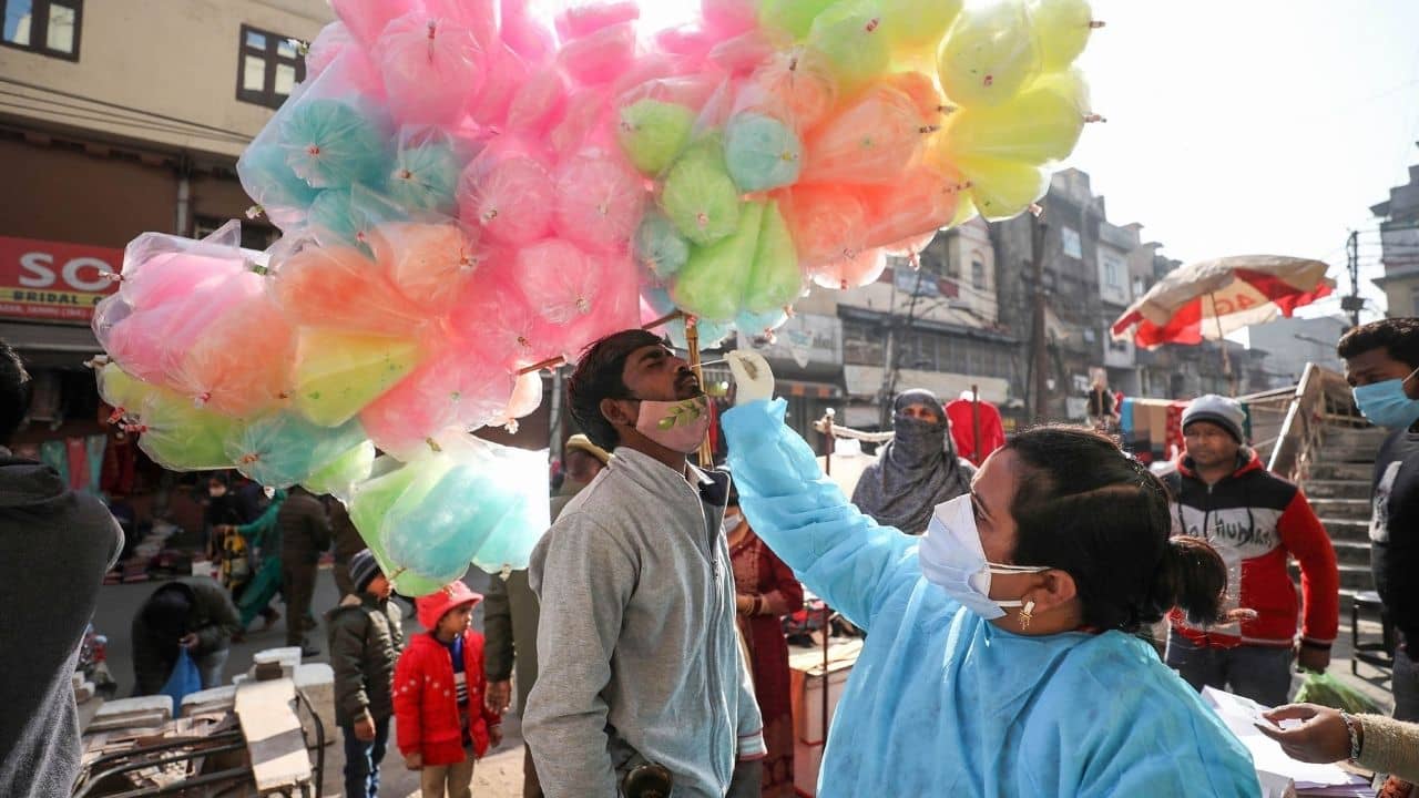 AIIMS Chief on Omicron: যেকোনও পরিস্থিতির জন্য প্রস্তুত থাকতে হবে, ব্রিটেনে ওমিক্রনের দাপট দেখে সতর্কবার্তা এইমস প্রধানের