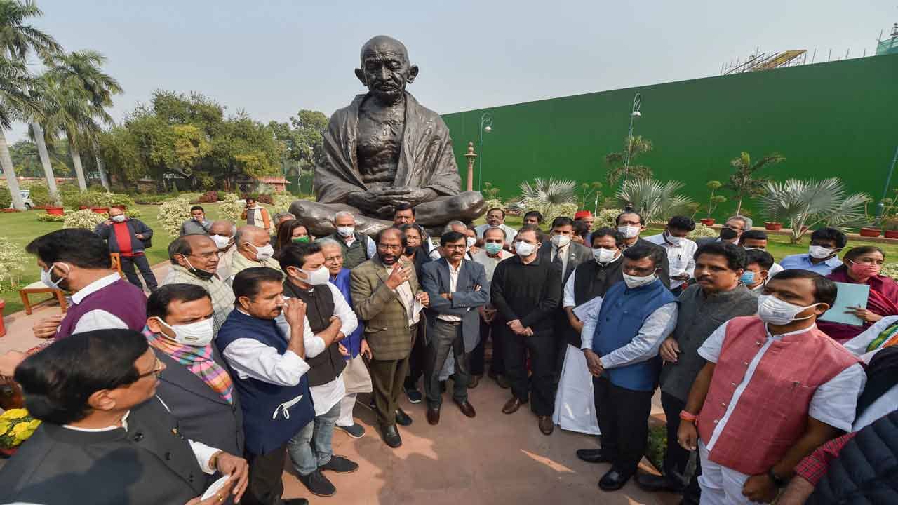 Oppositions Stand in Parliament: শুধু ৪ দলকেই আমন্ত্রণ কেন? কেন্দ্র অচলাবস্থা কাটাতে চাইলেও সংসদে কাঁটা বিরোধীরাই!