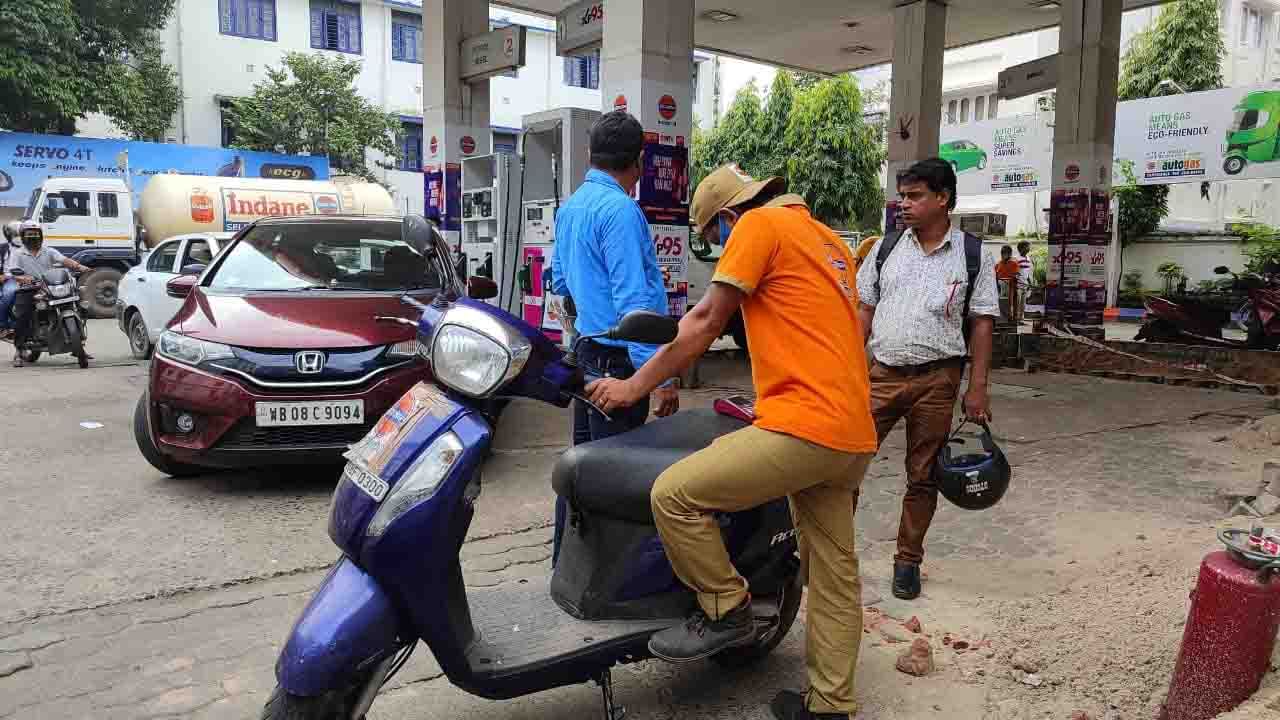 Petrol Price Today: ফের কমল অপরিশোধিত তেলের দাম, টানা ৪২ দিন অপরিবর্তিত পেট্রোল ডিজেলের দাম