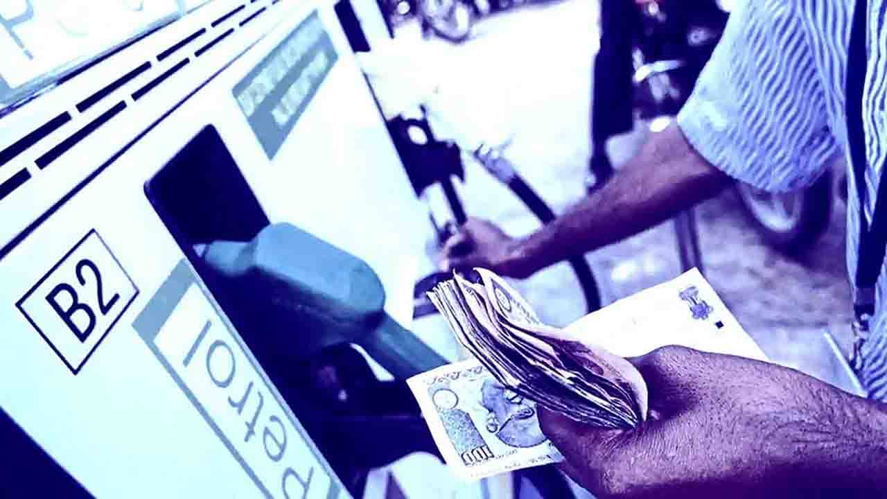 Petrol Price Today: ফের বাড়ল অপরিশোধিত তেলের দাম, জানুন কী প্রভাব পড়ল দেশের পেট্রোল ডিজেলের বাজারে