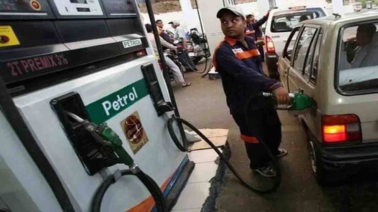 Petrol Price Today: স্বস্তি দিয়ে কমল অপরিশোধিত তেলের দাম, কমতে পারে পেট্রোল ডিজেলের দাম