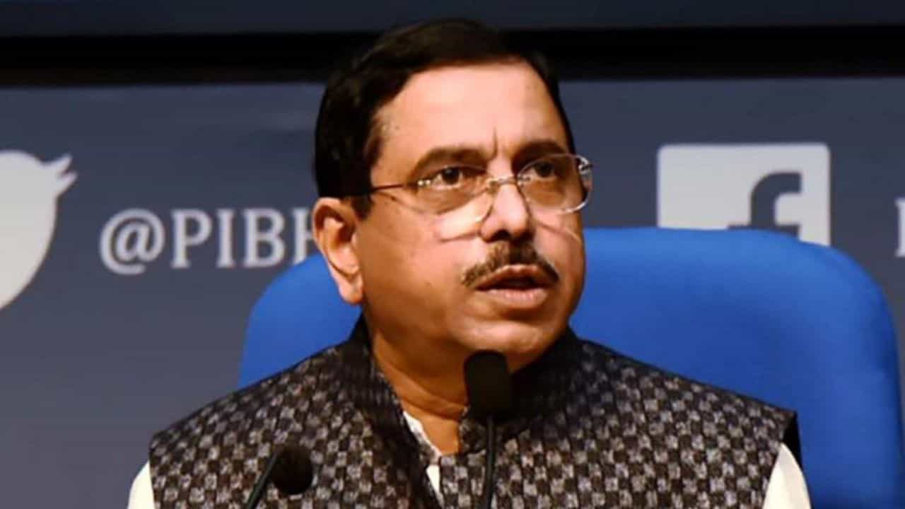 Pralhad Joshi Attacks Opposition leaders: 'অধিবেশন পণ্ড করাই লক্ষ্য ছিল বিরোধীদের', সংসদ মুলতুবি নিয়ে ক্ষোভ উগরে দিলেন মন্ত্রী Pralhad Joshi Attacks Opposition leaders: 'অধিবেশন পণ্ড করাই লক্ষ্য ছিল বিরোধীদের', সংসদ মুলতুবি নিয়ে ক্ষোভ উগরে দিলেন মন্ত্রী