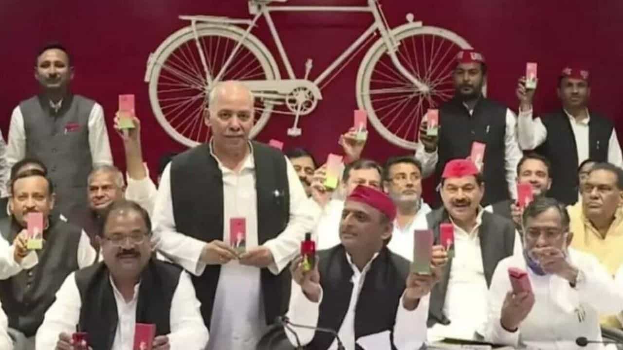 SP Leader Pushpraj Jain's House Raid: সুগন্ধীতে দুর্নীতির ছোঁয়া! পিযুষ জৈনের পর এবার সপা নেতার বাড়িতে হানা আয়কর বিভাগের SP Leader Pushpraj Jain's House Raid: সুগন্ধীতে দুর্নীতির ছোঁয়া! পিযুষ জৈনের পর এবার সপা নেতার বাড়িতে হানা আয়কর বিভাগের