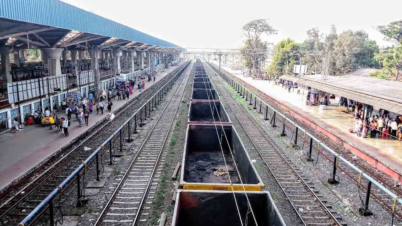 Viral Video: প্ল্যাটফর্ম আর ট্রেনের মাঝে ঢুকে যাচ্ছিলেন মহিলা! আরপিএফ কনস্টেবলের দক্ষতায় প্রাণ বাঁচল যাত্রীর