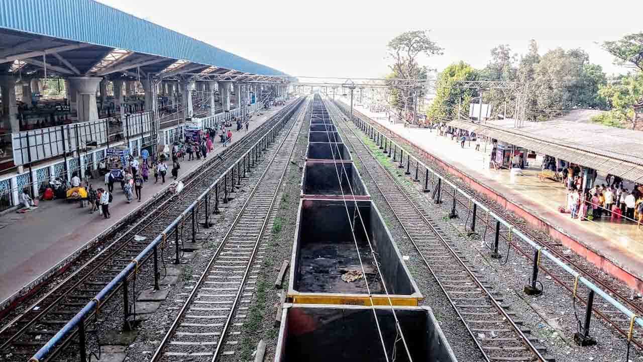 Viral Video: প্ল্যাটফর্ম আর ট্রেনের মাঝে ঢুকে যাচ্ছিলেন মহিলা! আরপিএফ কনস্টেবলের দক্ষতায় প্রাণ বাঁচল যাত্রীর Viral Video: প্ল্যাটফর্ম আর ট্রেনের মাঝে ঢুকে যাচ্ছিলেন মহিলা! আরপিএফ কনস্টেবলের দক্ষতায় প্রাণ বাঁচল যাত্রীর
