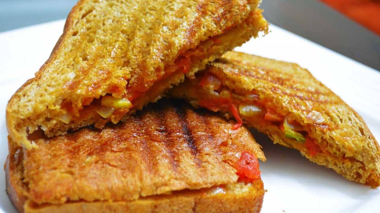 Papad Sandwich: খেতে ভাল বানাতেও ঝক্কি কম, পাঁপড় দিয়েই বানিয়ে ফেলুন শেফ স্পেশ্যাল এই স্যান্ডউইচ