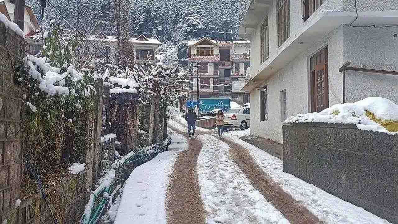 Manali: তুষারপাতের সাক্ষী হল মানালি! পর্যটকদের মধ্যে খুশির জোয়ার হিমাচলে