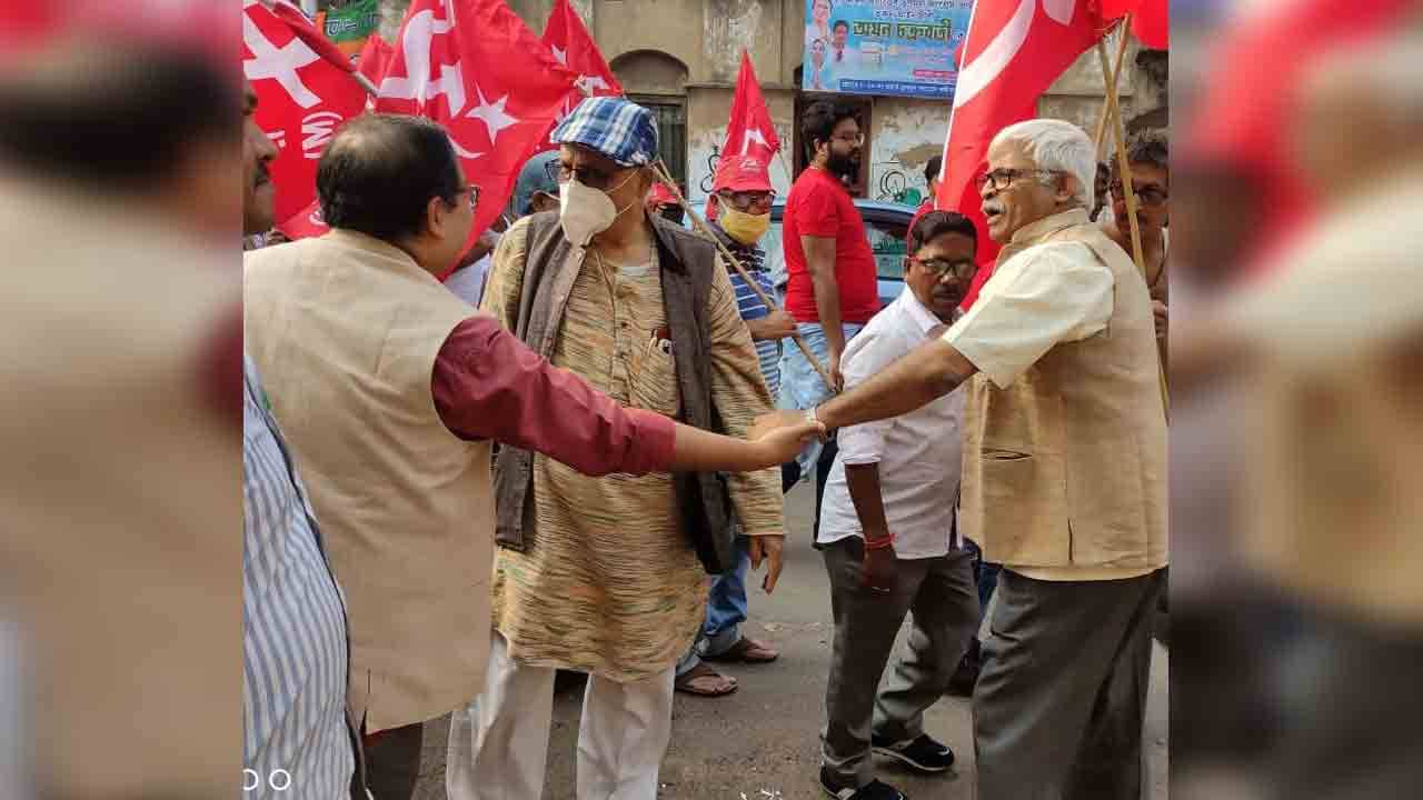 Kolkata Municipal Election 2021: ভোটপ্রচারে সৌজন্য! রবীনকে প্রণাম, সুজনের সঙ্গে হাত মেলালেন কুণাল