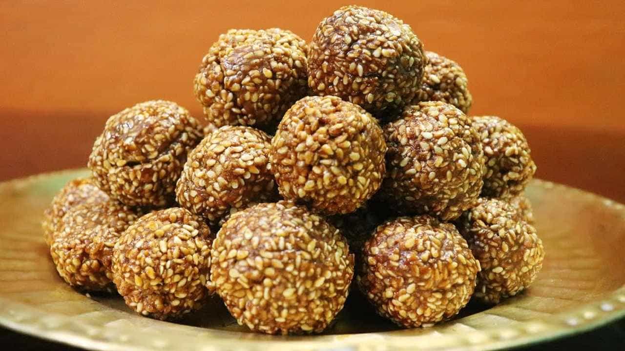 Sesame jaggery ladoo: শীতে কফ-কাশি থেকে দূরে থাকতে রোজ একটা করে গুড়-তিলের নাড়ু খান! পরামর্শ পুষ্টিবিদ রুজুতা দিওয়েকরের Sesame jaggery ladoo: শীতে কফ-কাশি থেকে দূরে থাকতে রোজ একটা করে গুড়-তিলের নাড়ু খান! পরামর্শ পুষ্টিবিদ রুজুতা দিওয়েকরের