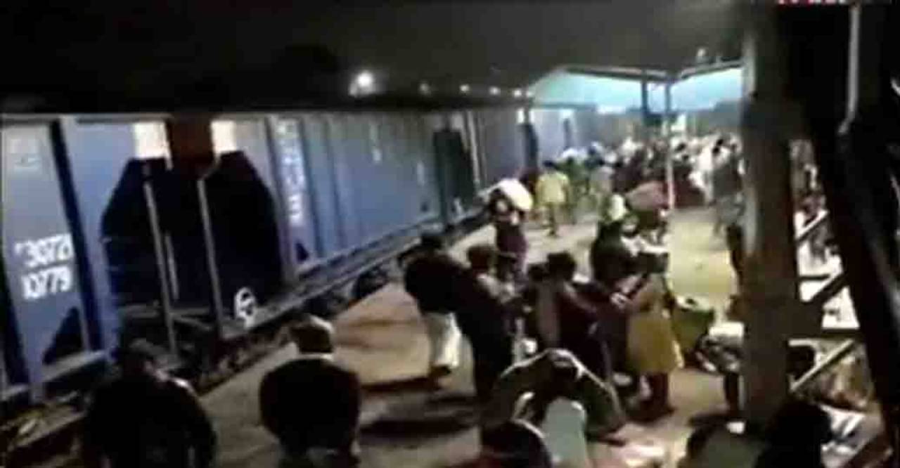 Sealdah-Budge Budge line: বিকেল থেকে বন্ধ শিয়ালদহ-বজবজ শাখার ট্রেন চলাচল, ভোগান্তিতে নিত্যযাত্রীরা