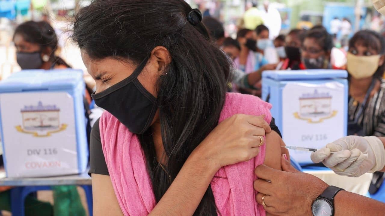 Centre on Omicron: ভ্যাকসিনই যথেষ্ট নয়, বর্ষশেষের আনন্দে ওমিক্রনের ছায়া নিয়ে সতর্ক করল কেন্দ্র