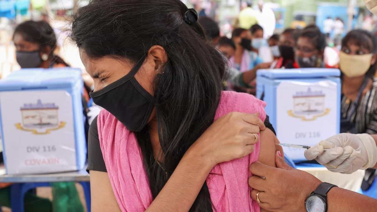 Centre on Omicron: 'ভ্যাকসিনই যথেষ্ট নয়', বর্ষশেষের আনন্দে ওমিক্রনের ছায়া নিয়ে সতর্ক করল কেন্দ্র Centre on Omicron: 'ভ্যাকসিনই যথেষ্ট নয়', বর্ষশেষের আনন্দে ওমিক্রনের ছায়া নিয়ে সতর্ক করল কেন্দ্র