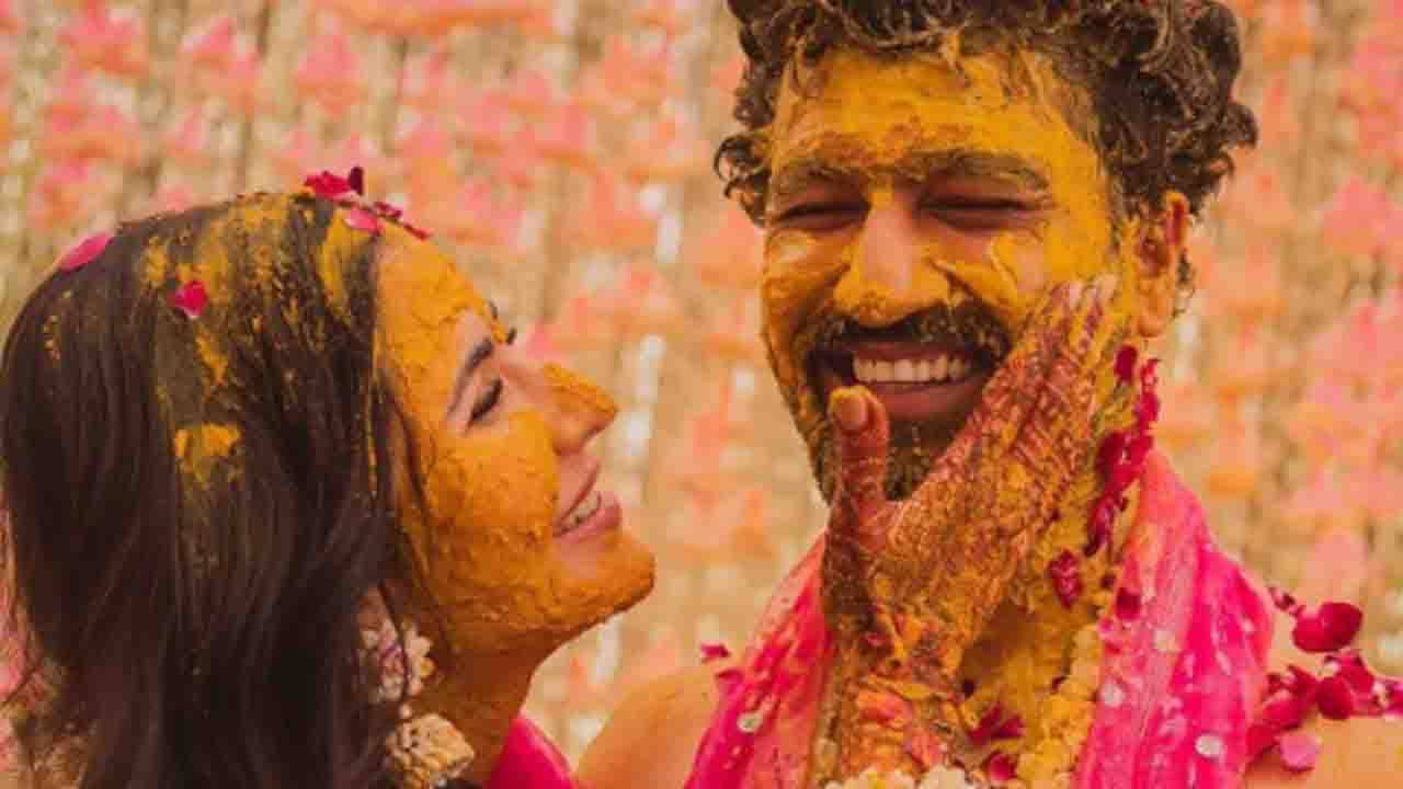 Vikat Wedding: বিয়ে শেষ, মুম্বই ফেরার পথে প্রিয়জনরা, এটাই মধুচন্দ্রিমার সময়!